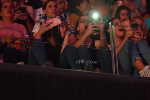 Un puñado de laguneras imitaban los movimientos de cadera que realiza la artista en el video oficial. Luego, vino uno de los temas más esperados de la velada, Borro cassette.