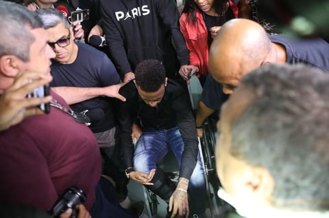 El jugador arribó acompañado de sus abogados, en silla de ruedas, tras sufrir una lesión en un juego amistoso contra Qatar en Brasilia. Decenas de fans, principalmente niños, adolescentes y habitantes de la favela de Jacarezinho, al norte de Brasil, aguardaban su llegada.