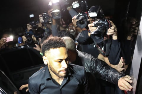Neymar se presenta a declarar en comisaria de Brasil