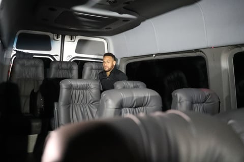 La divulgación por parte del jugador se produjo después de que la modelo afirmó en una entrevista que el 15 de mayo fue violada por él en París, la capital francesa, lugar al que fue a invitación del jugador, quien pagó los pasajes y la estancia, pero que en el primer encuentro se mostró agresivo, informó la Agencia Brasil.