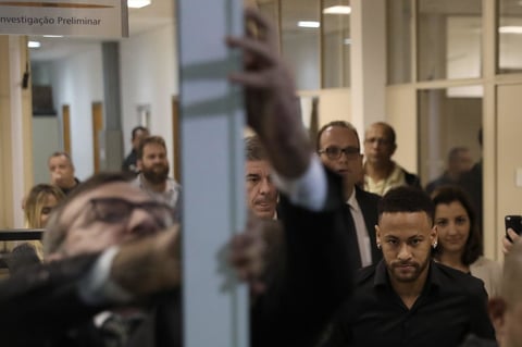 Neymar se presenta a declarar en comisaria de Brasil