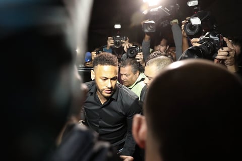 Neymar se presenta a declarar en comisaria de Brasil