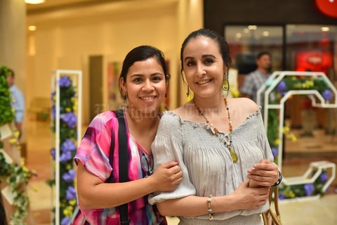 07062019 DE PASEO.  Genoveva y Gaby.