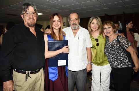Daniela Peña con José Luis Rubio, José Jaime Peña, Juana Orozco y Perla Braña