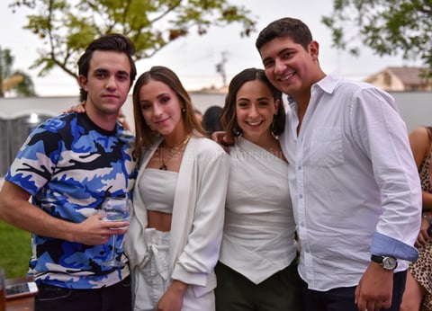 Santi, Renata, Regina y Andrés