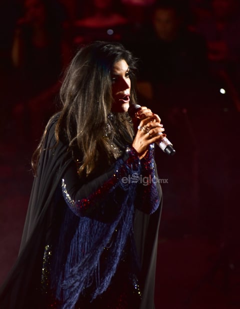 A las 12:30 de la media noche, la cantante irrumpió en el redondel. Con un entallado vestido negro con dorado inició su show con uno de sus primeros éxitos, La trampa.