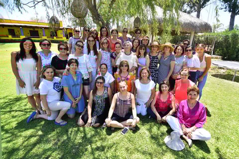 Lety con las invitadas a su festejo