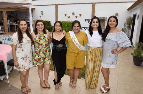 08062019 La novia con las anfitrionas de su fiesta.