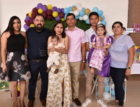 08062019 Los festejados acompañados por sus familiares.