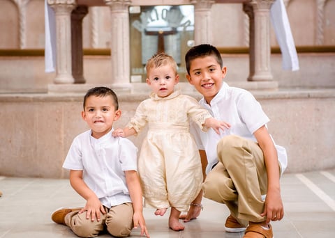 08062019 FESTEJAN AL DOBLE.  Mateo Flores Chacón celebró un año de vida, al igual que su bautismo. En la imagen, lo acompañan sus hermanos, Jesús Gilberto y Daniel Ricardo.