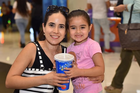 08062019 EN EL CINE.  Nuria y Valeria.
