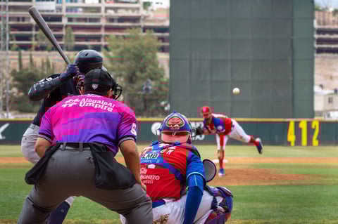 El ganador Kenneth Sigman (7-2) dejó el cerrito tras lanzar cinco entradas y dos tercios con ocho hits, dos bases, par de ponches y cuatro carreras; continuaron José Meraz, Iván Zavala, Paul Voleker y Jeff Ibarra.