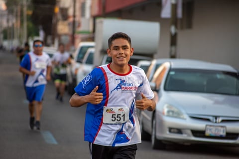 La actitud no se perdió entre los participantes conforme avanzaban más kilómetros.
