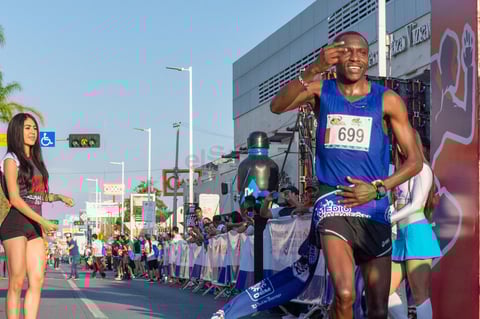 El keniano Nixon Kiplagat fue el primer competidor en terminar los 21 kilómetros al realizar un tiempo de 1:05:55.9.