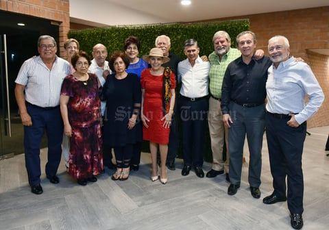 09062019 CELEBRA UN AñO MáS DE VIDA.  Jaime Méndez Vigatá acompañado de sus amistades.
