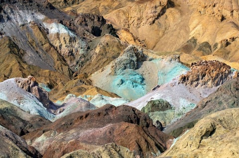 Está ubicado al sureste de California en el desierto de Mojave al norte del desierto de la Gran Cuenca.