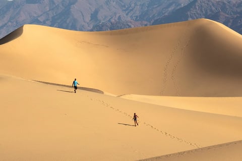 Dos turistas caminan por las dunas de Mesquite, en el Valle de la Muerte.