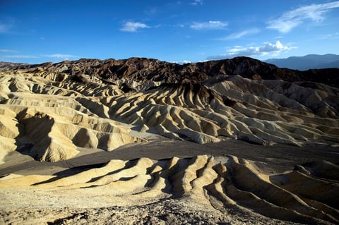El paisaje erosionado y compuesto de sedimentos del lago Furnace Creek.