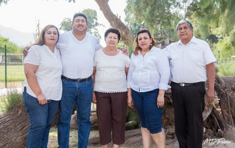 09062019 David y Juanita Robles con sus hijos Liliana Fabiola, Nazario y Sandra Verónica.
