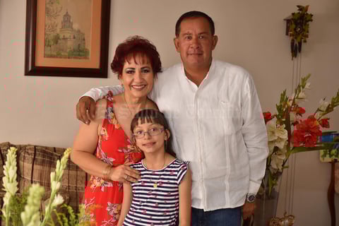09062019 Sofía Magdalena Valdez Escalera en compañía de sus padres, Ulises Andrés Valdez e Ivonne Escalera Leyva celebrando su Primera Comunión.