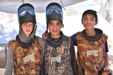 10062019 JUEGAN GOTCHA.  Diego, Enrique y Sebastián.