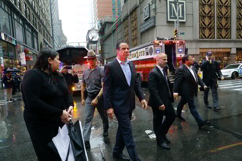 El gobernador de Nueva York, Andrew Cuomo, acudió al lugar.