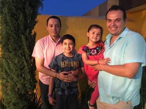 11062019 FINALIZA ETAPA ESCOLAR.  José Luis y Cecilia en la misa de graduación de Diego.