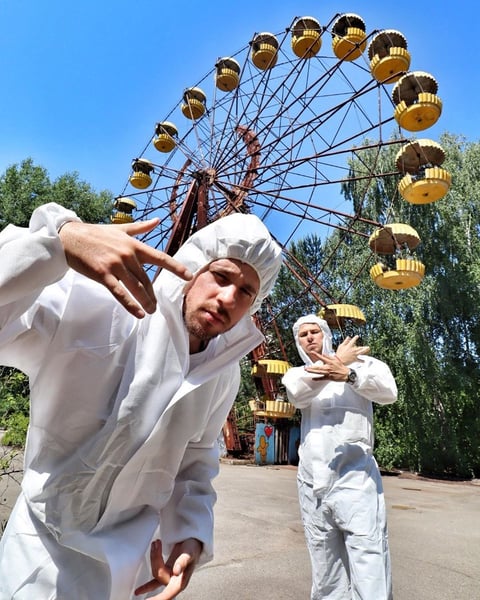 El accidente nuclear acontecido en 1986 en Chernobyl, planta que fue dedicada al programa militar estratégico de la armada soviética y que explotó durante un experimento, afectando a más de 600 mil personas por la radiación en la ciudad Prípiat, la cual fue evacuada y actualmente es una ciudad en la que se ofrecen recorridos.
