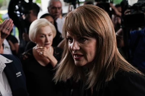 Entre los que hablaron estuvo Erika Buenfil, quien comentó que se enteró por un tweet y después lo confirmó con la noticia que dio Leticia Calderón 'nadie nos enteramos de lo que estaba pasando, siempre estaba contenta, bien bonita'.