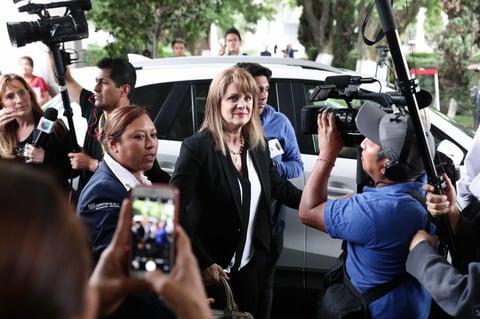 Erika Buenfil acudió a despedir a su amiga Edith González.