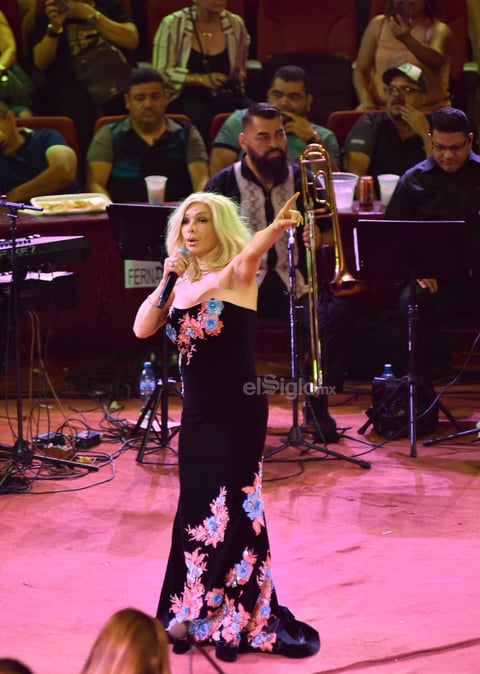 Acompañada de nueve músicos, 'La dama de hierro' continuó con Completamente tuya y Sola con mi soledad.
