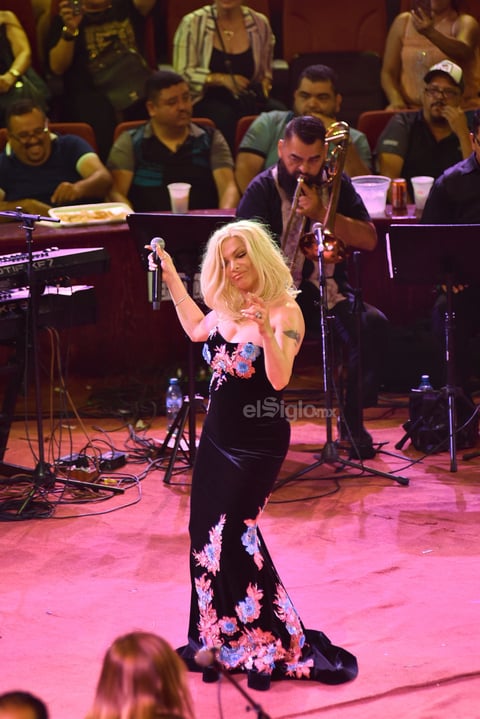 Acompañada de nueve músicos, 'La dama de hierro' continuó con Completamente tuya y Sola con mi soledad.