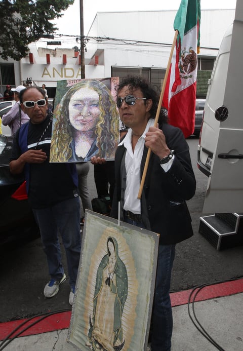 Todos ellos hicieron fila a la entrada del Teatro Jorge Negrete, para poder conseguir un asiento y tener la oportunidad de despedirse de su ídolo.