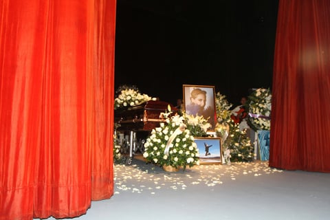 El cortejo fúnebre de la actriz llegaba al teatro poco después de las 11.00 hora local (16.00 GMT) y lo hacía entre aplausos y diversas señales de reconocimiento hacia la intérprete.