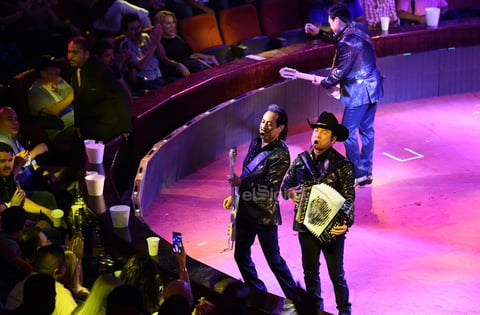 Los espectadores hicieron peticiones musicales a Los Tigres del Norte y las cumplieron.