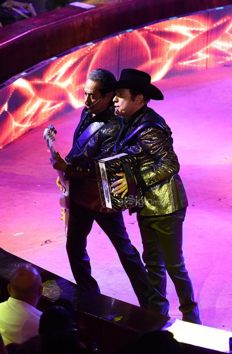 Los hermanos Hernández y Óscar Lara aparecieron en el redondel hasta la 1:30 de la madrugada.