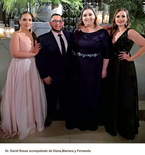 15062019 EN RECIENTE FESTEJO.  David Rosas con Diana, Mariana y Fernanda.