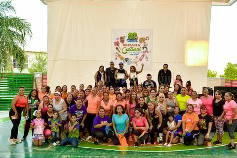 15062019 LA FOTO DEL RECUERDO.  Padres de familia del grupo de Zumba del Colegio San Agustín en los festejos de la Semana Cultural y décimo aniversario del plantel.