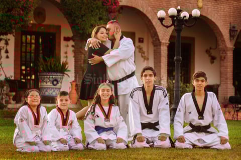 15062019 SE CASAN HOY.  Gilberto Basurto Rodríguez y Sandra Yae Nagay Hernández acompañados de Allison, Isaac, Ximena, José Manuel y Gilberto.