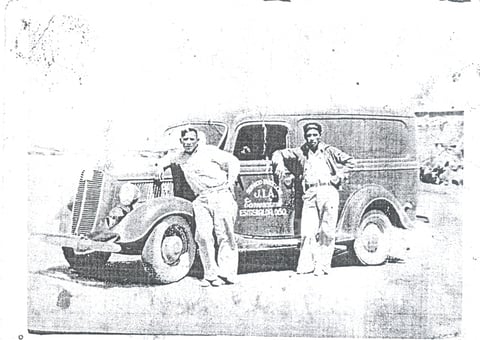 Ford 1940 color verde esmeralda. Dueño, J. Isabel Acosta, y su ayudante, Eleuterio Jáquez Martínez, “El Chafandín”.