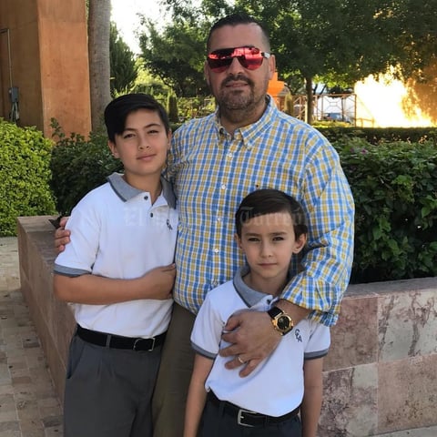 16062019 Ale Ramos con sus hijos, Alejandro y Amadeo.