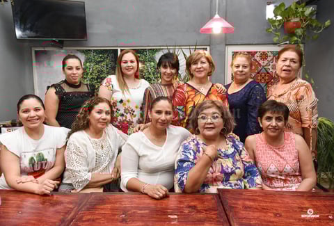 16062019 Silvia acompañada de familiares y amistades.