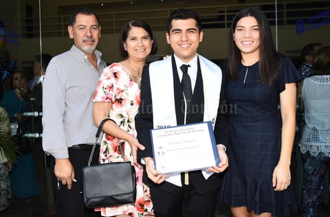 17062019 POSAN PARA LA FOTO.  José Antonio, María, José Antonio y María Cristina.
