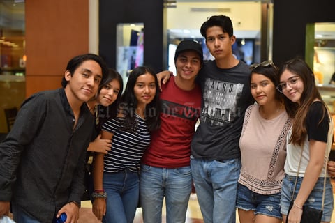 17062019 PASARELA.  Amigos asistieron a un desfile de modas.