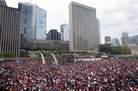 Toronto se echa a la calle para recibir a los Raptors