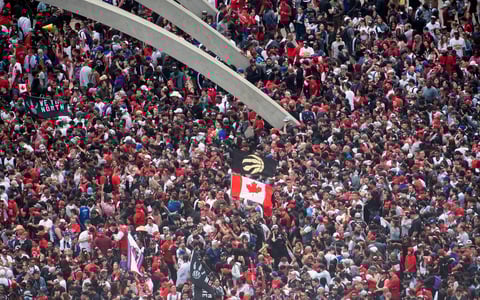 Toronto se echa a la calle para recibir a los Raptors