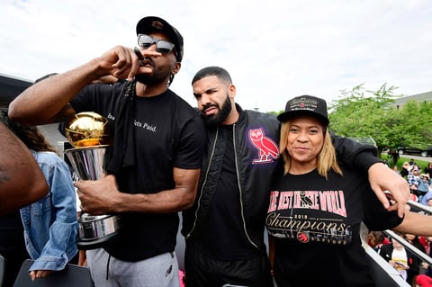 Toronto se echa a la calle para recibir a los Raptors