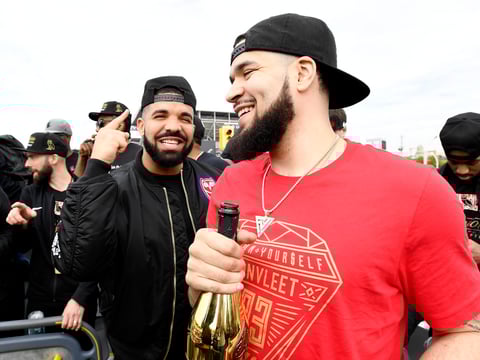 Toronto se echa a la calle para recibir a los Raptors