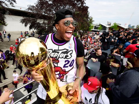 Toronto se echa a la calle para recibir a los Raptors
