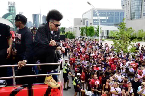 Toronto se echa a la calle para recibir a los Raptors